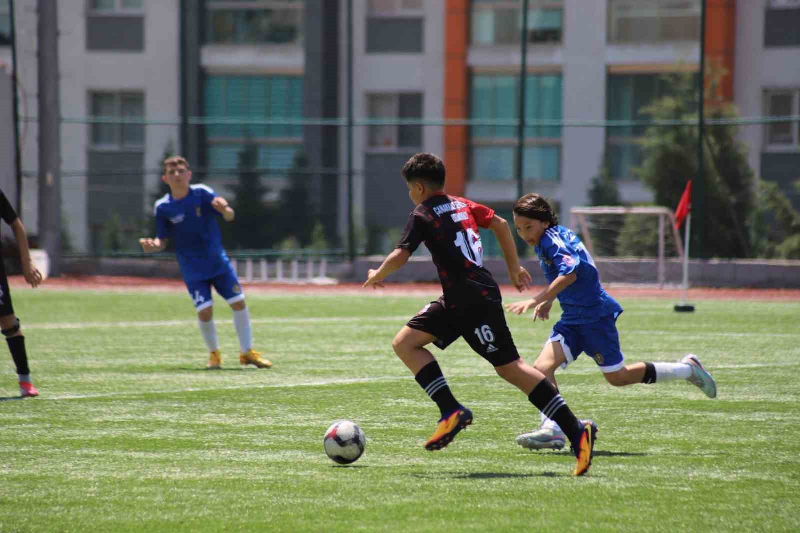 karabuk-te-okul-sporlari-futbol-heyecani-basladi