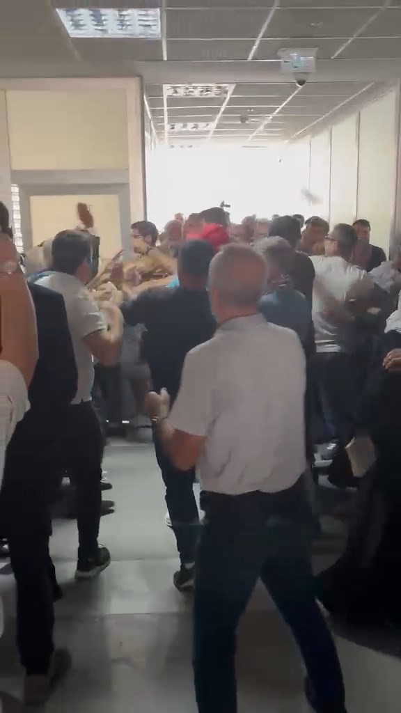 adliye-icerisinde-taraflar-birbirine-girdi-tekmeli-yumruklu-kavga-kameraya-yansidi