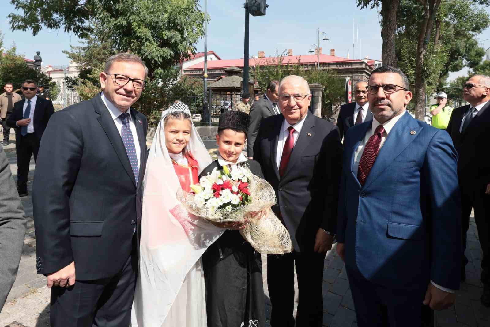 bakan-guler-kars-valiligini-ve-belediyesini-ziyaret-etti