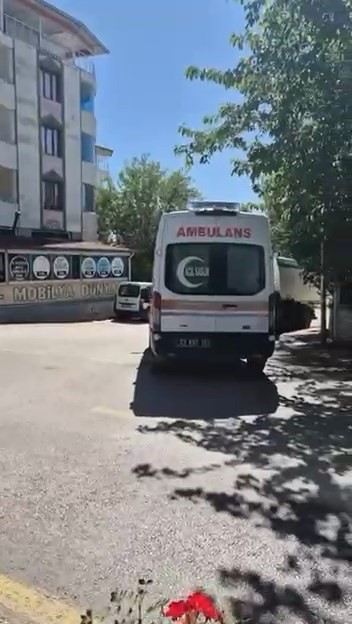 elazig-da-aracin-carptigi-yasi-adam-hayatini-kaybetti