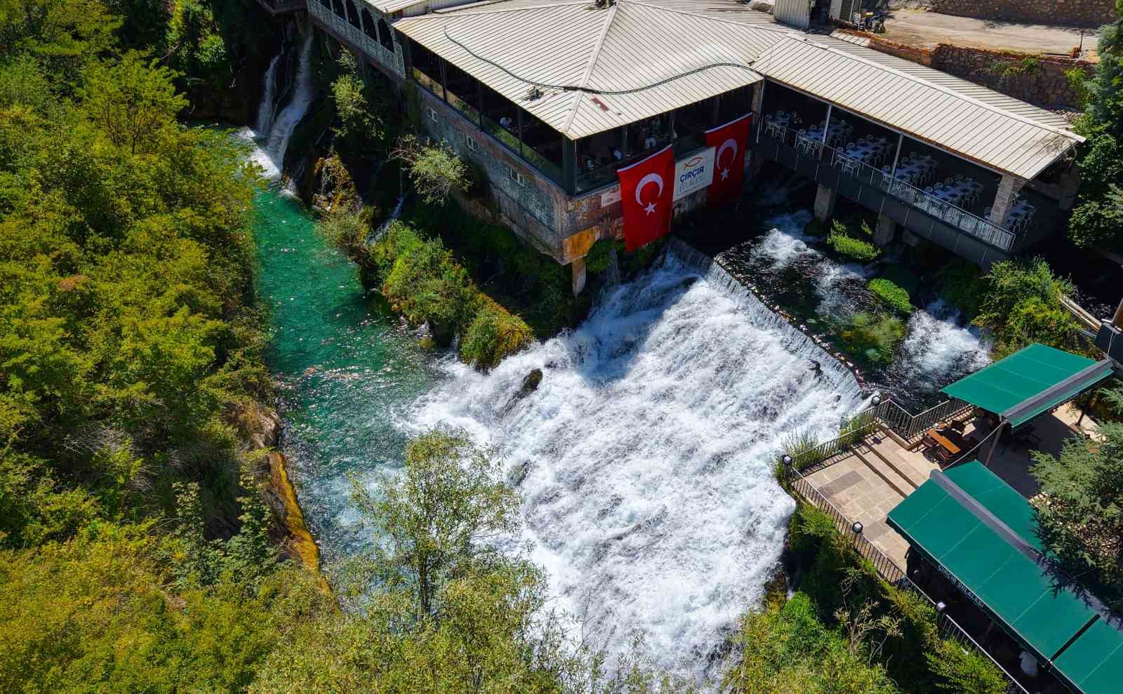yillik-yaklasik-400-bin-ziyaretci-agirlayan-circir-selalesi-turkuaz-rengiyle-dikkat-cekiyor