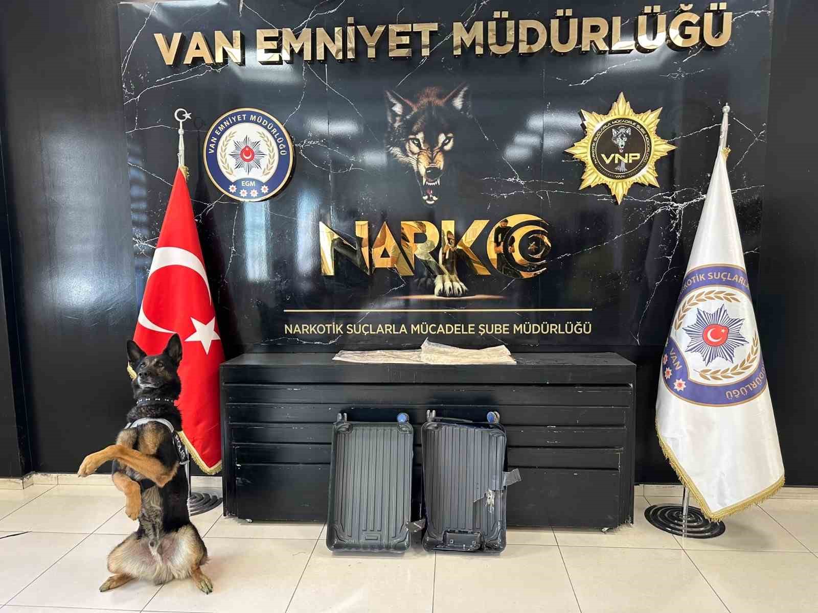 van-da-havalimaninda-2-kilo-100-gram-uyusturucu-ele-gecirildi