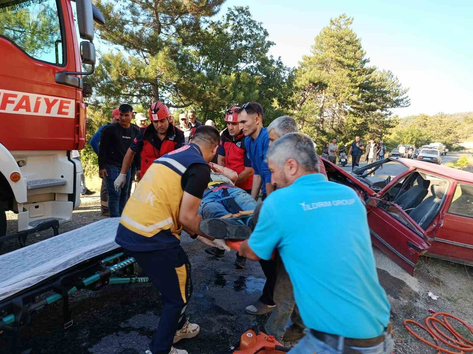 dursunbey-de-trafik-kazasi-3-yarali