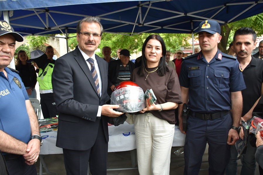 salihli-de-motosiklet-suruculerine-kask-dagitildi