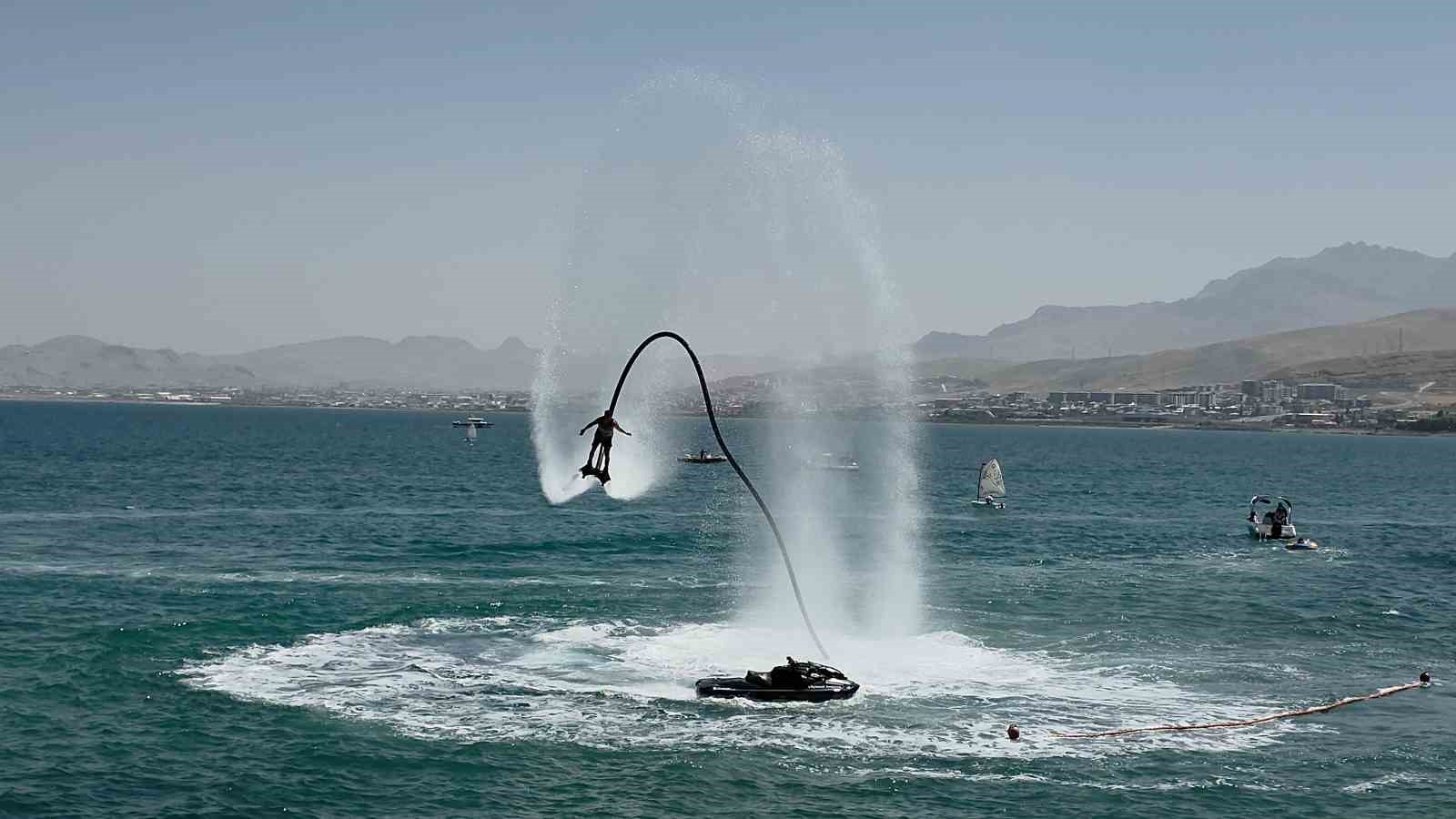 van-golu-nde-turk-bayragiyla-nefes-kesen-flyboard-gosterisi