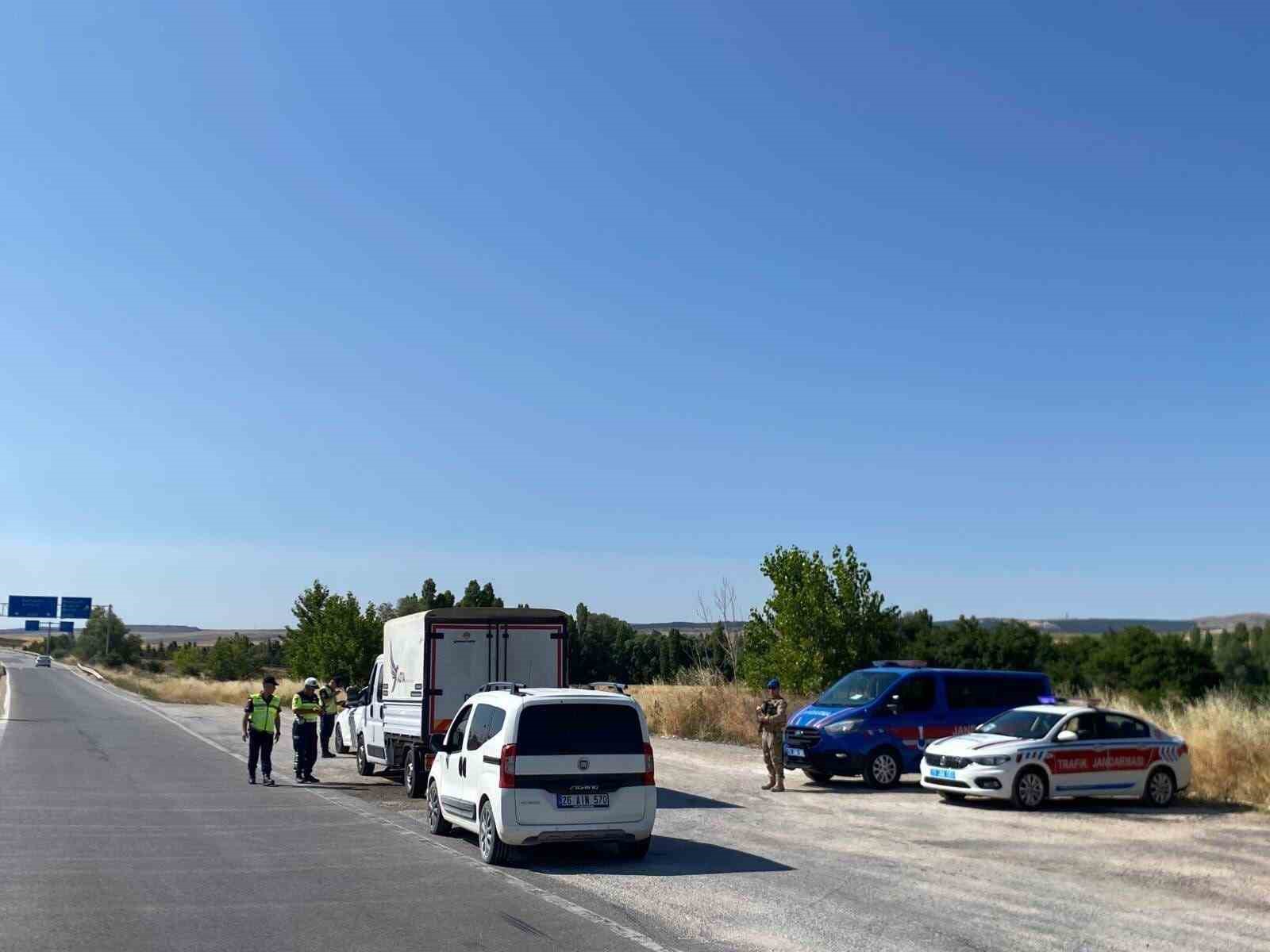 jandarmadan-genis-capli-denetim-4-bin-920-sahis-4-bin-682-arac-kontrol-edildi
