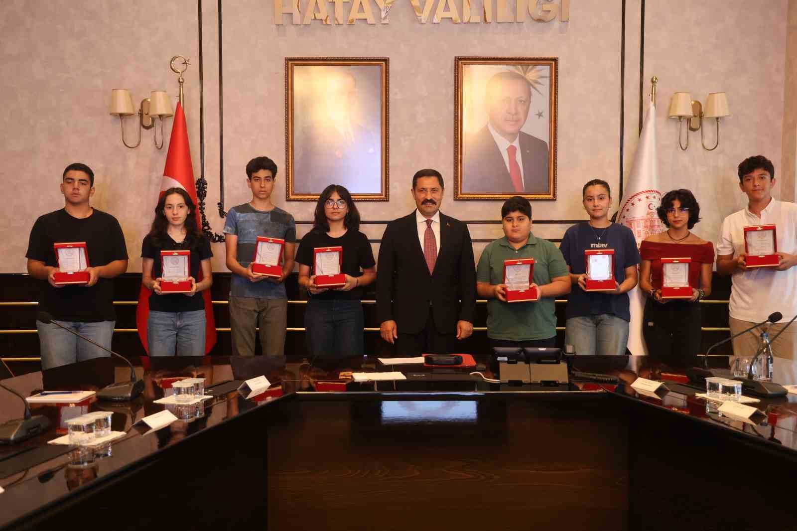 depremin-izlerinin-silindigi-hatay-da-8-ogrenci-lgs-de-birinci-oldu-25-ogrenci-yks-de-ilk-binde-yer-aldi