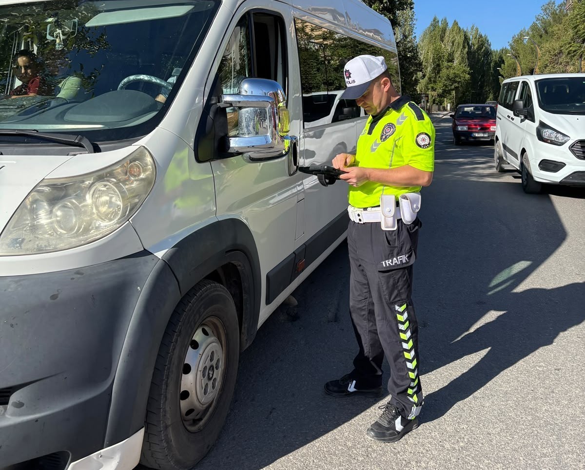 bozkir-da-okul-ve-cevrelerinde-asayis-ile-trafik-guvenligi-denetimi