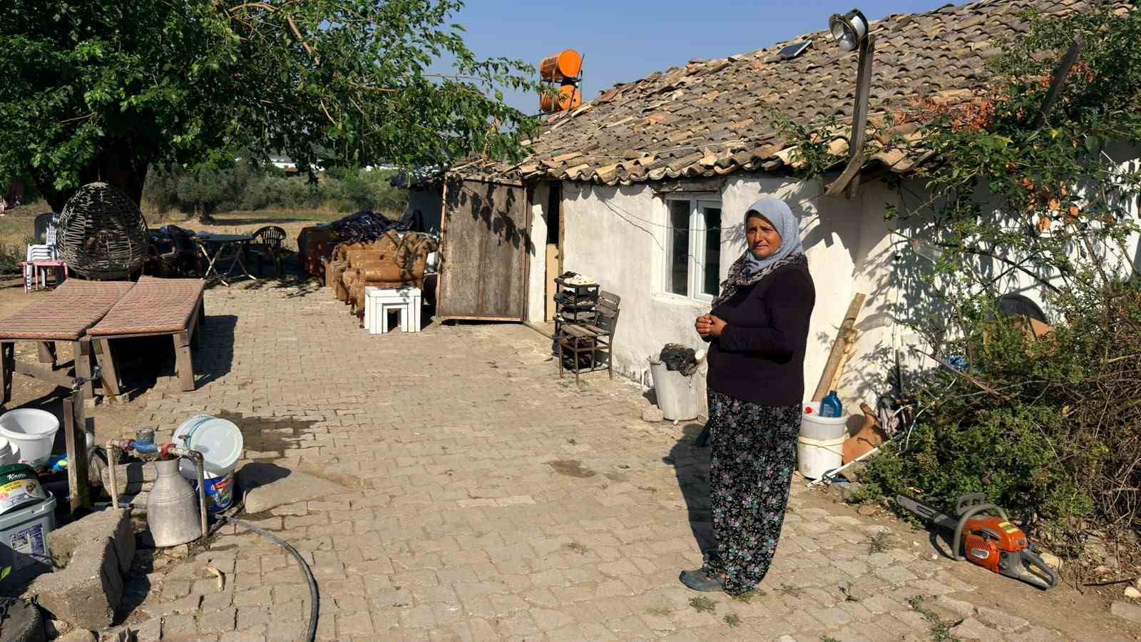 antalya-da-hortumun-evsiz-biraktigi-aile-korkudan-eve-giremiyor-bahcede-yasiyor