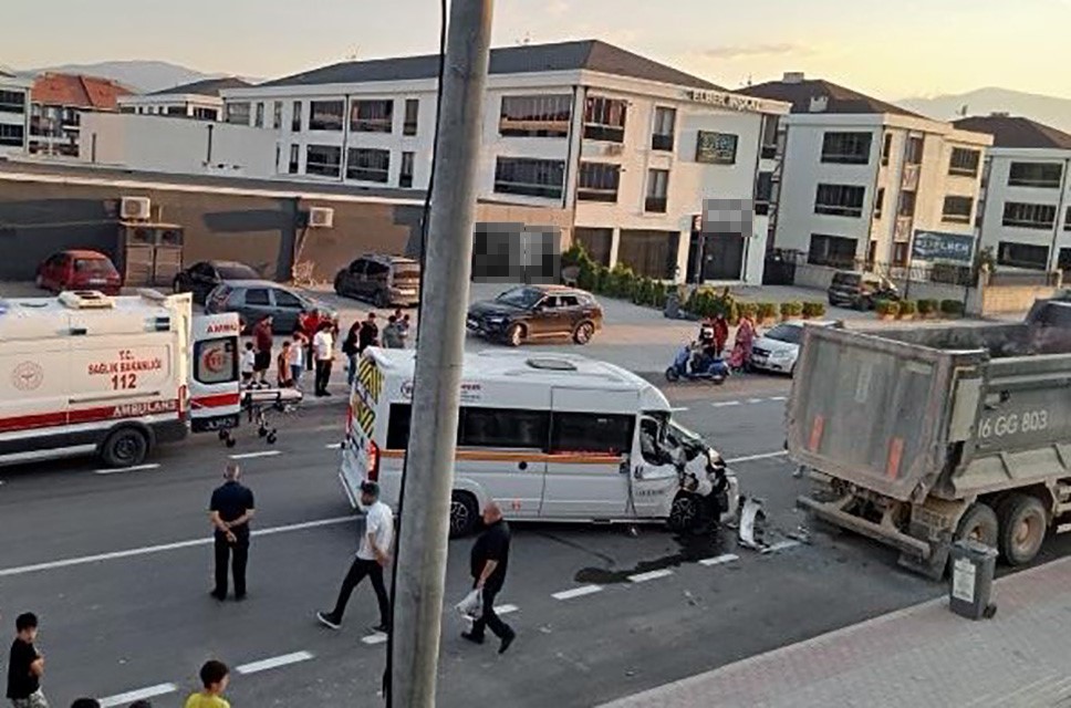 kamyona-arkadan-carpan-servisin-surucusu-agir-yaralandi