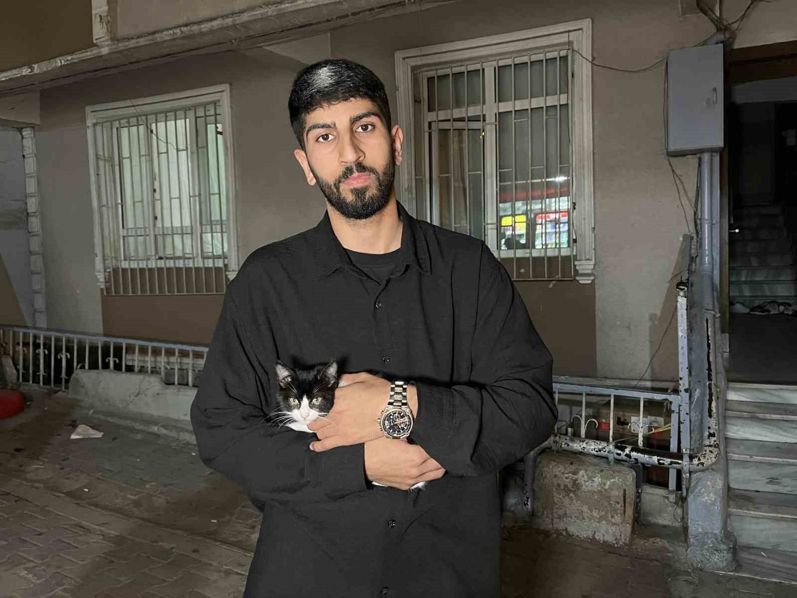 kucukcekmece-de-7-inci-kattan-dusen-kedi-semsiye-ile-kurtarildi