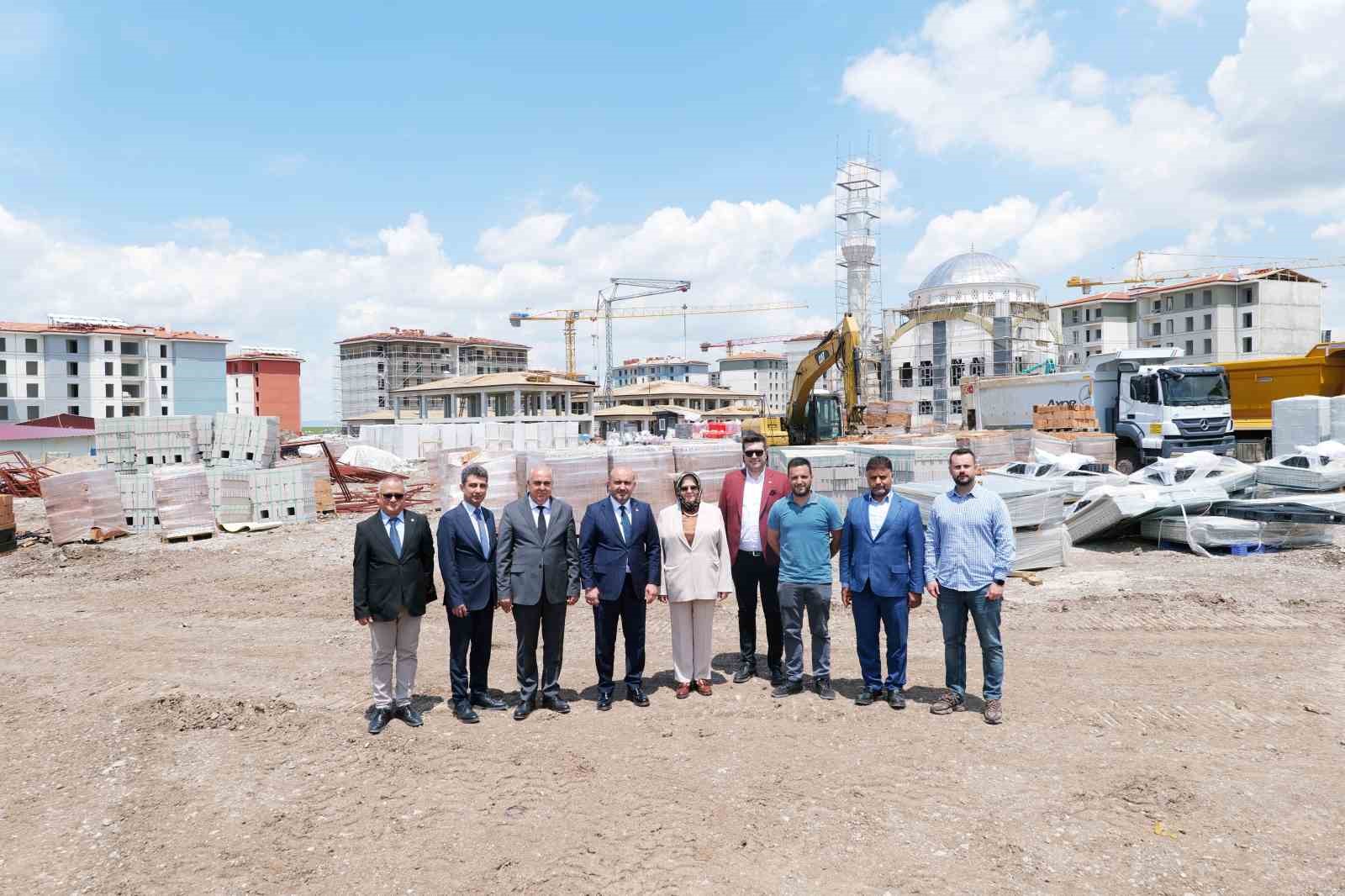 milletvekili-gurcan-ve-baskan-albayrak-tan-kocakir-toki-santiyesine-ziyaret