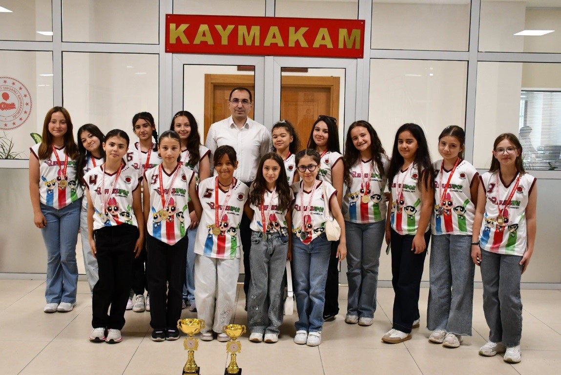 tavsanli-da-sampiyon-voleybol-takimi-kutlandi