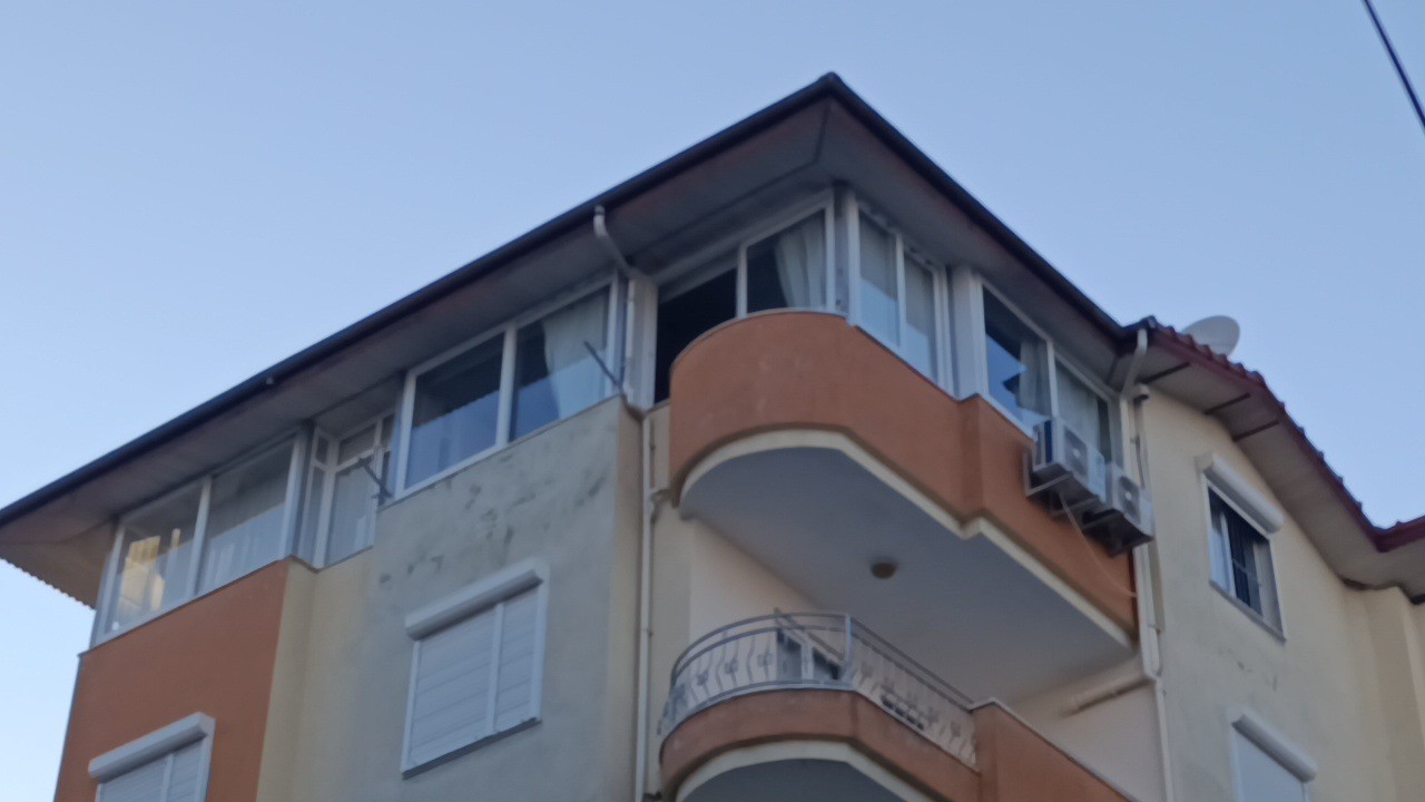 siddetli-ruzgarda-yerinden-kopan-pencere-5-kattan-dustu