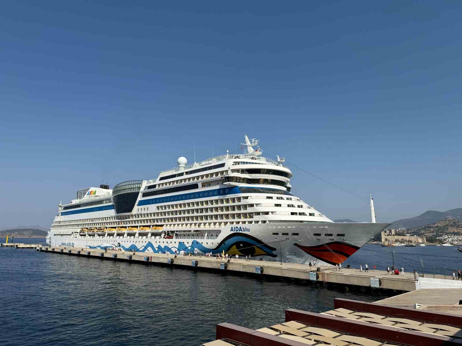 alman-turistleri-tasiyan-dev-kruvaziyer-bodrum-a-demirledi