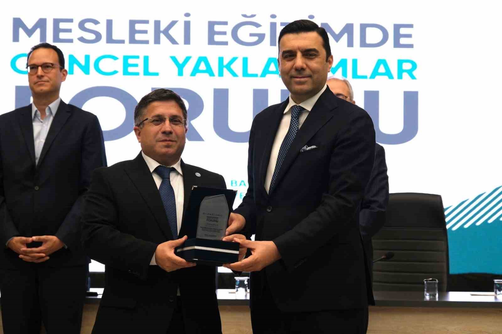 balikesirli-is-insanlari-mesleki-egitimde-universite-sanayi-is-birligi-panelinde-ogrencilerle-bulustu