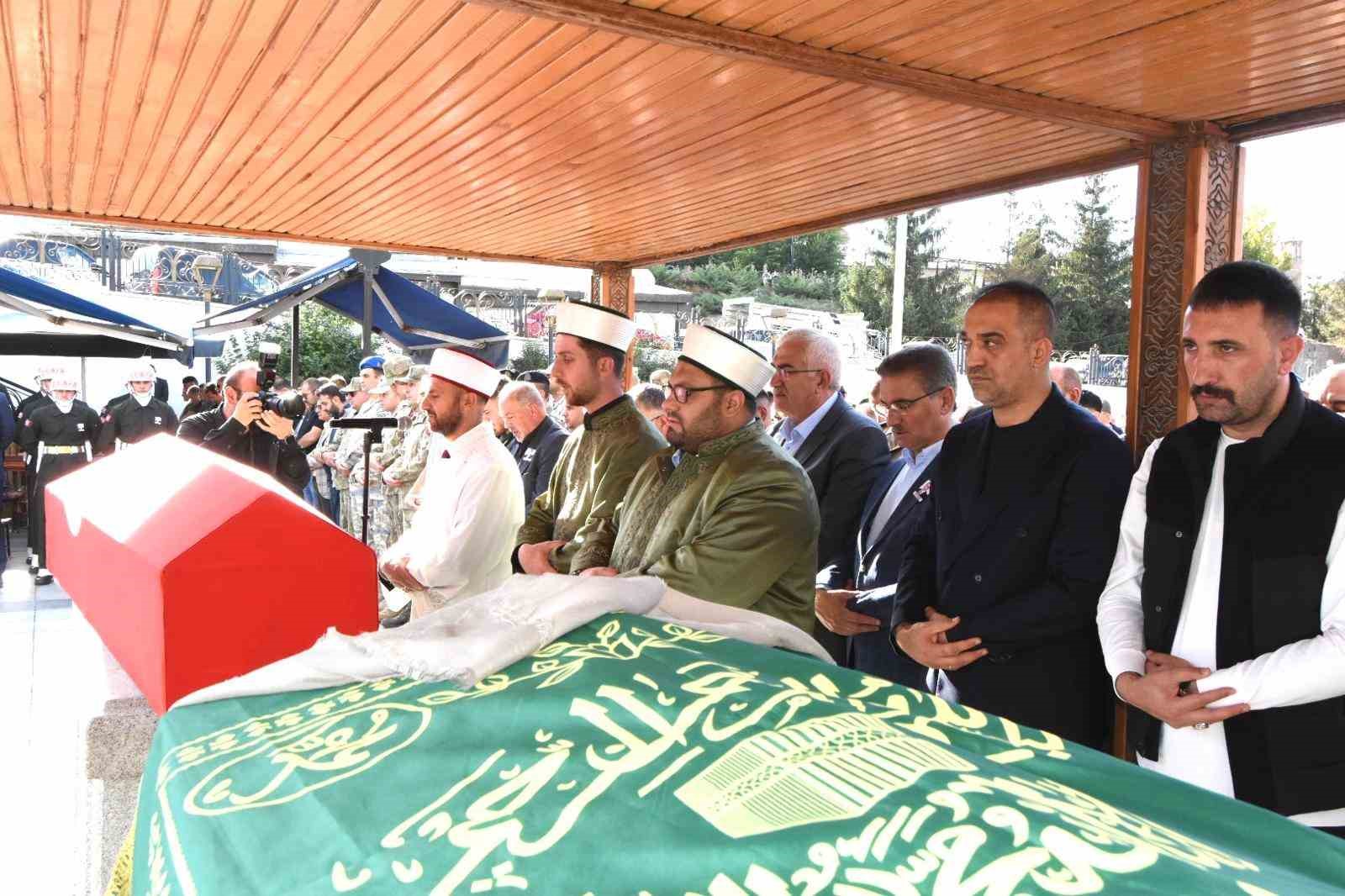 erzurum-da-cifte-aci-genc-akademisyen-ve-kahraman-gazi-son-yolculuguna-ugurlandi