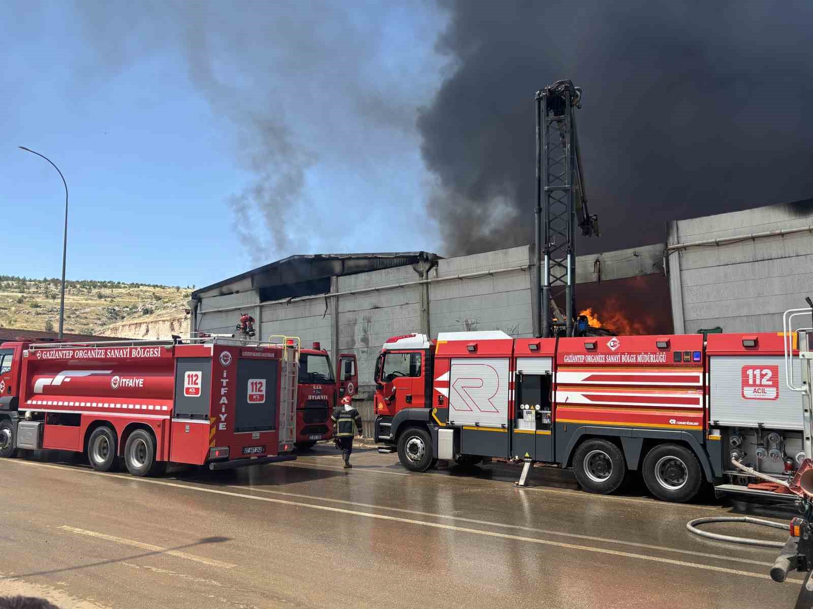 gaziantep-te-fabrika-yanginina-mudahale-suruyor