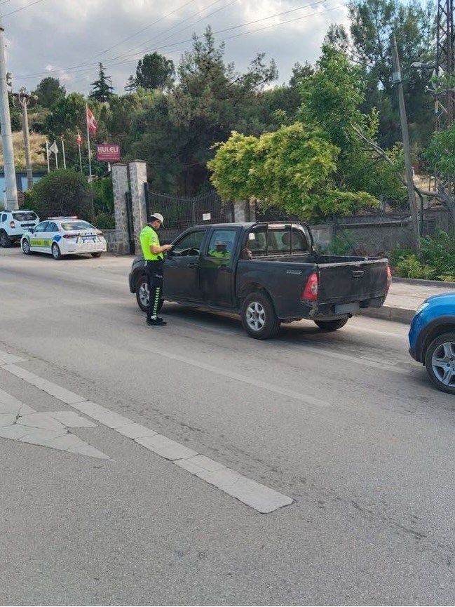 bilecik-te-1-aranan-sahis-yakalanirken-7-arac-trafikten-men-edildi