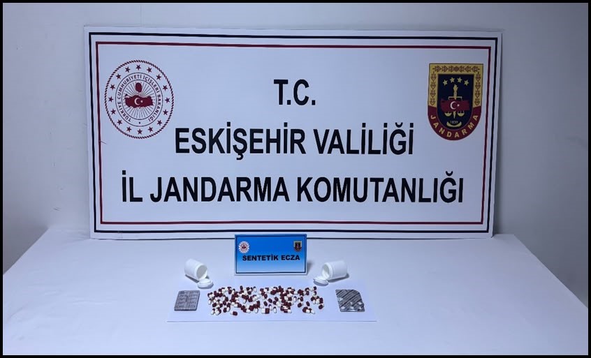 uzerinde-128-adet-sentetik-ecza-hapi-tasiyan-otobus-yolcusu-jandarmaya-yakalandi