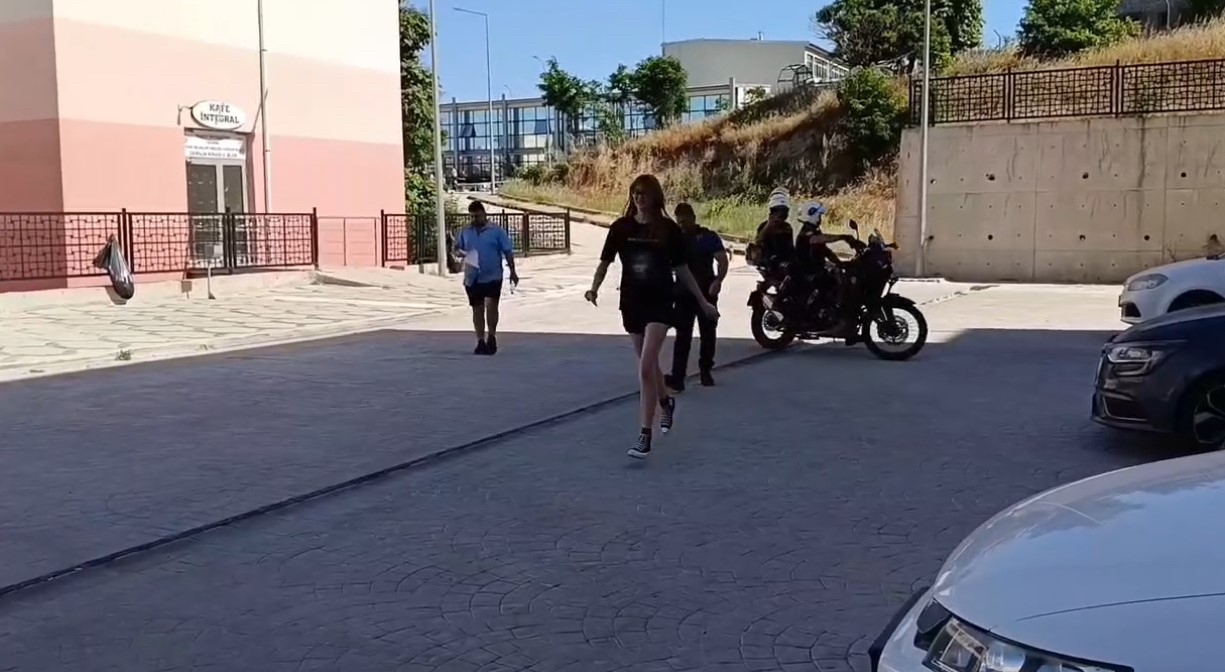 kimligini-evde-unutan-yks-adayinin-yardimina-yunus-polisleri-yetisti