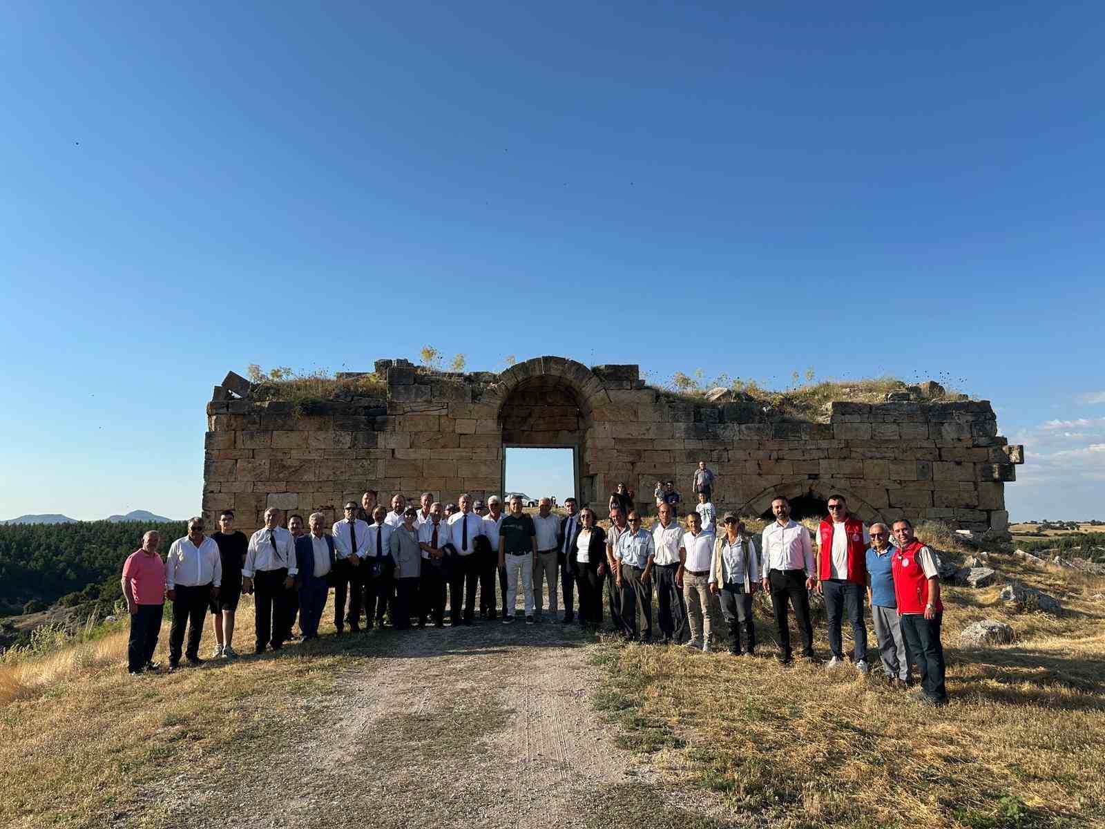 usak-il-genel-meclisi-toplantisi-ilk-kez-blaundos-antik-kenti-nde-yapildi