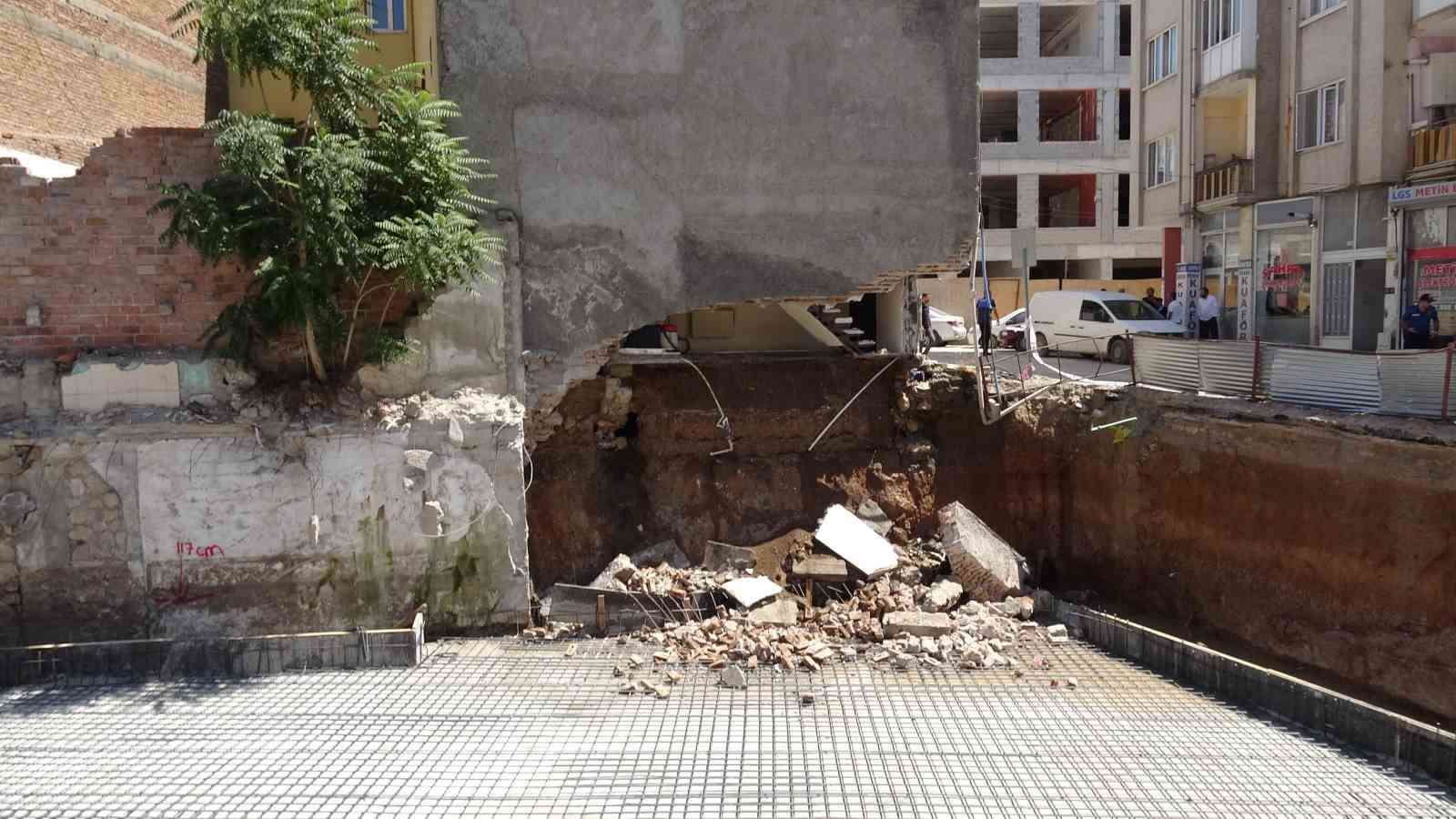 malatya-da-gocuk-sonrasi-muhurlenen-apartmandan-kopan-parcalar-panige-neden-oldu