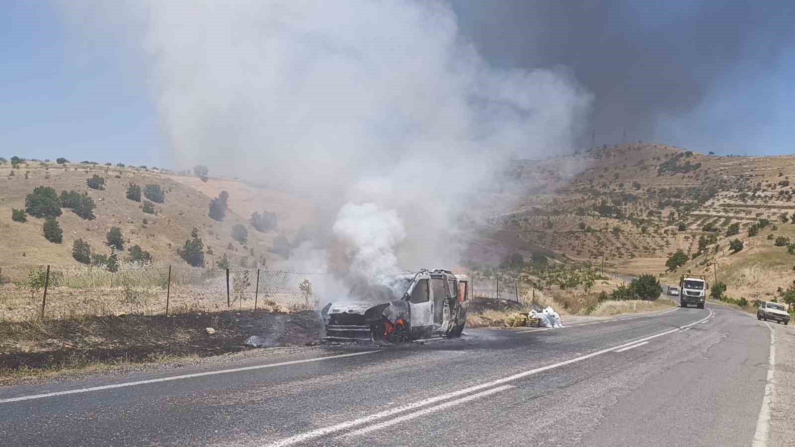 siirt-te-seyir-halindeki-otomobil-alev-aldi