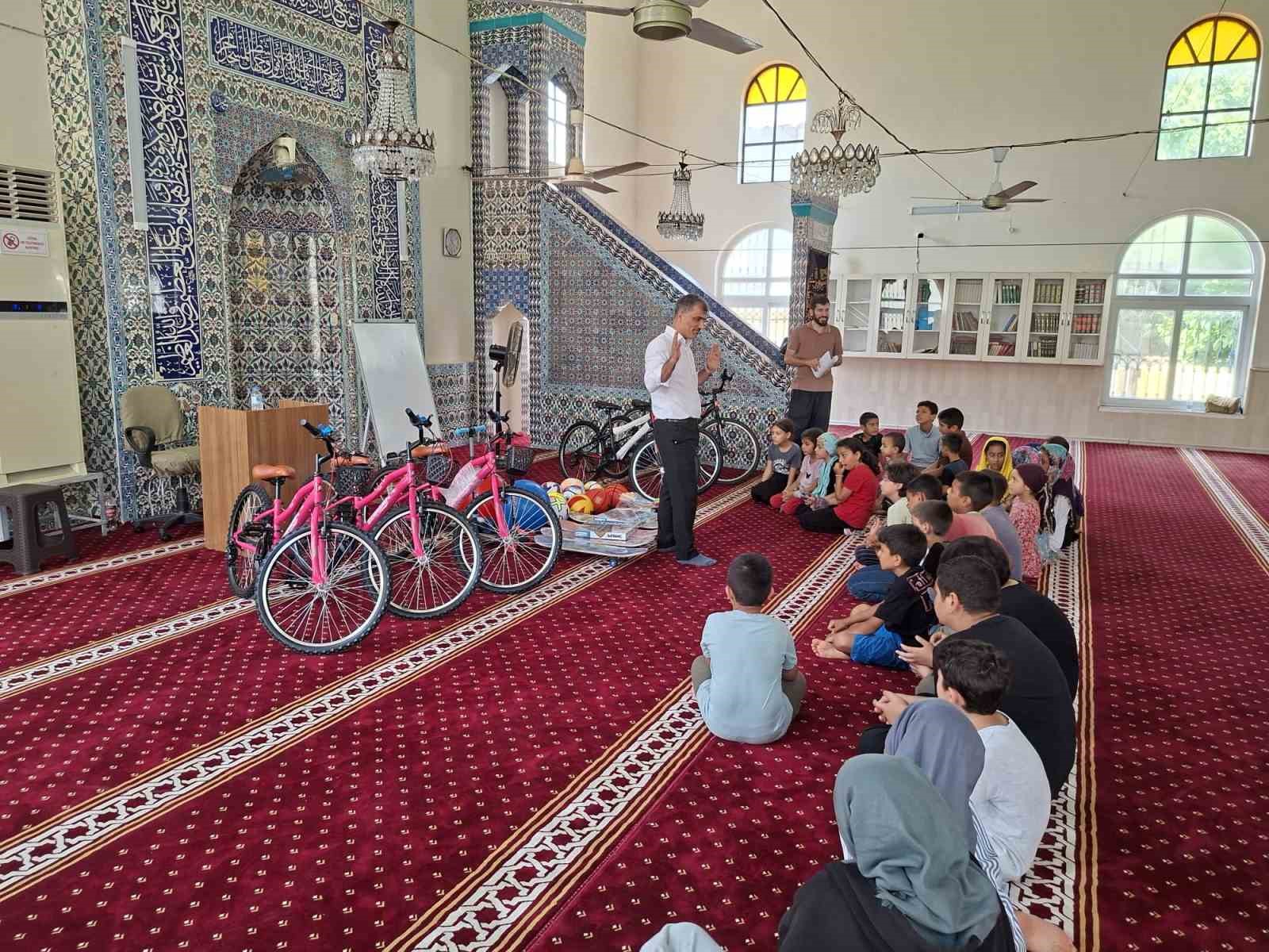 yumurtalik-da-kur-an-kursunu-tamamlayan-ogrencilere-hediye