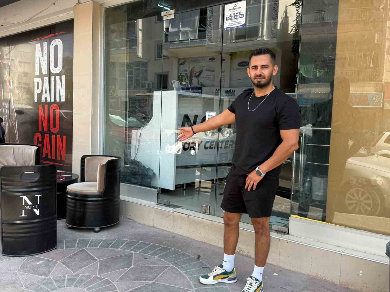 spor-salonunu-kapatirken-cantasini-unuttu-kameralari-izleyince-neye-ugradigini-sasirdi