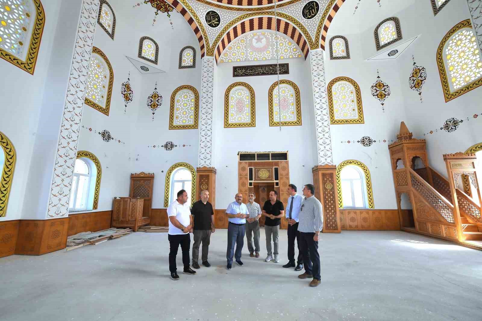 vali-ustaoglu-edremit-te-yapimi-suren-cami-insaatini-inceledi