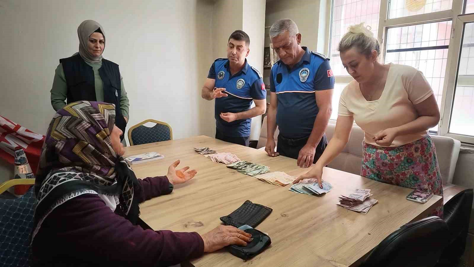 parkta-dilenen-yasli-kadinin-uzerinden-deste-deste-para-cikti
