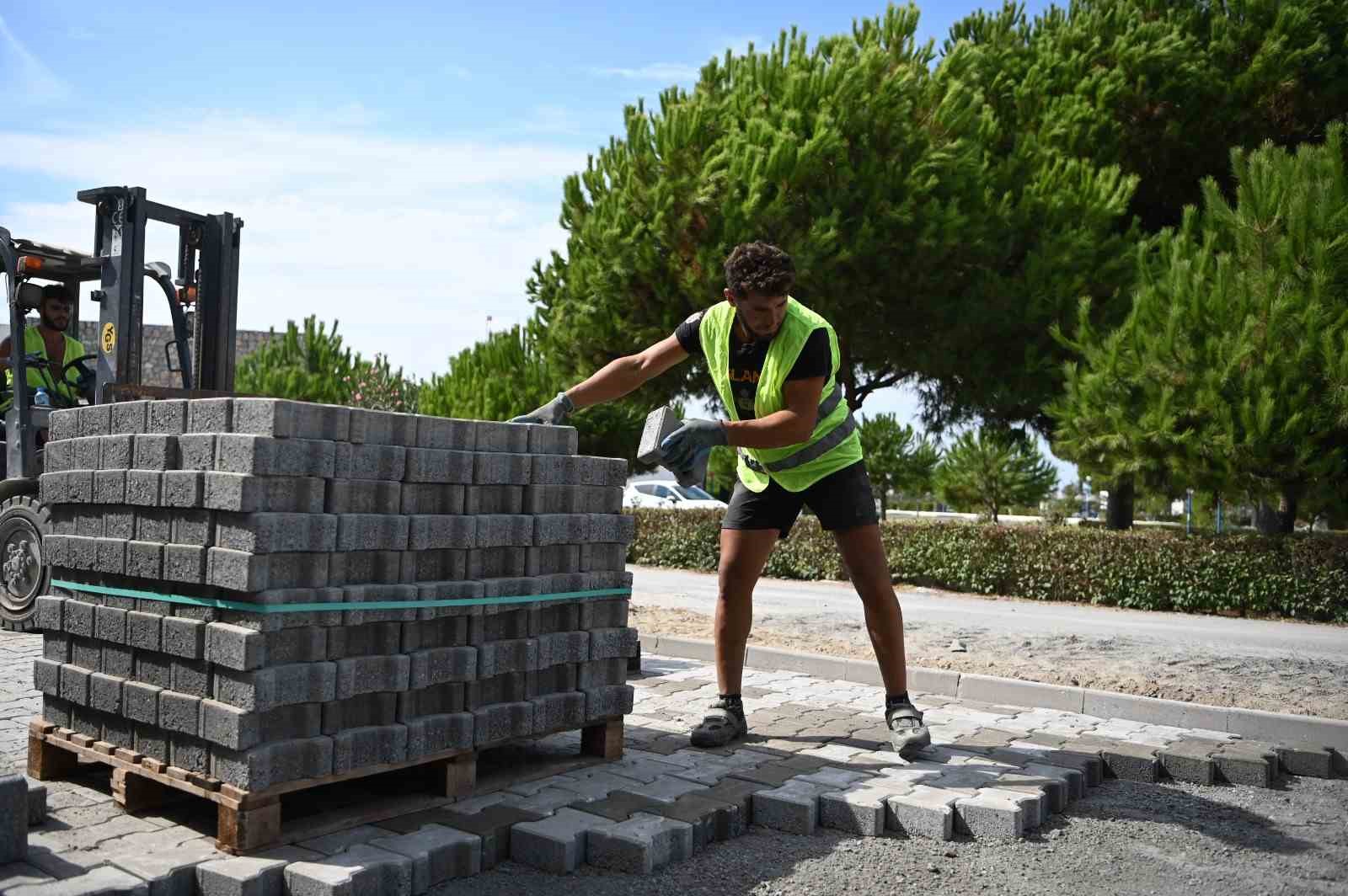 kusadasi-karaova-da-7-bin-metrekarelik-yol-yenilendi