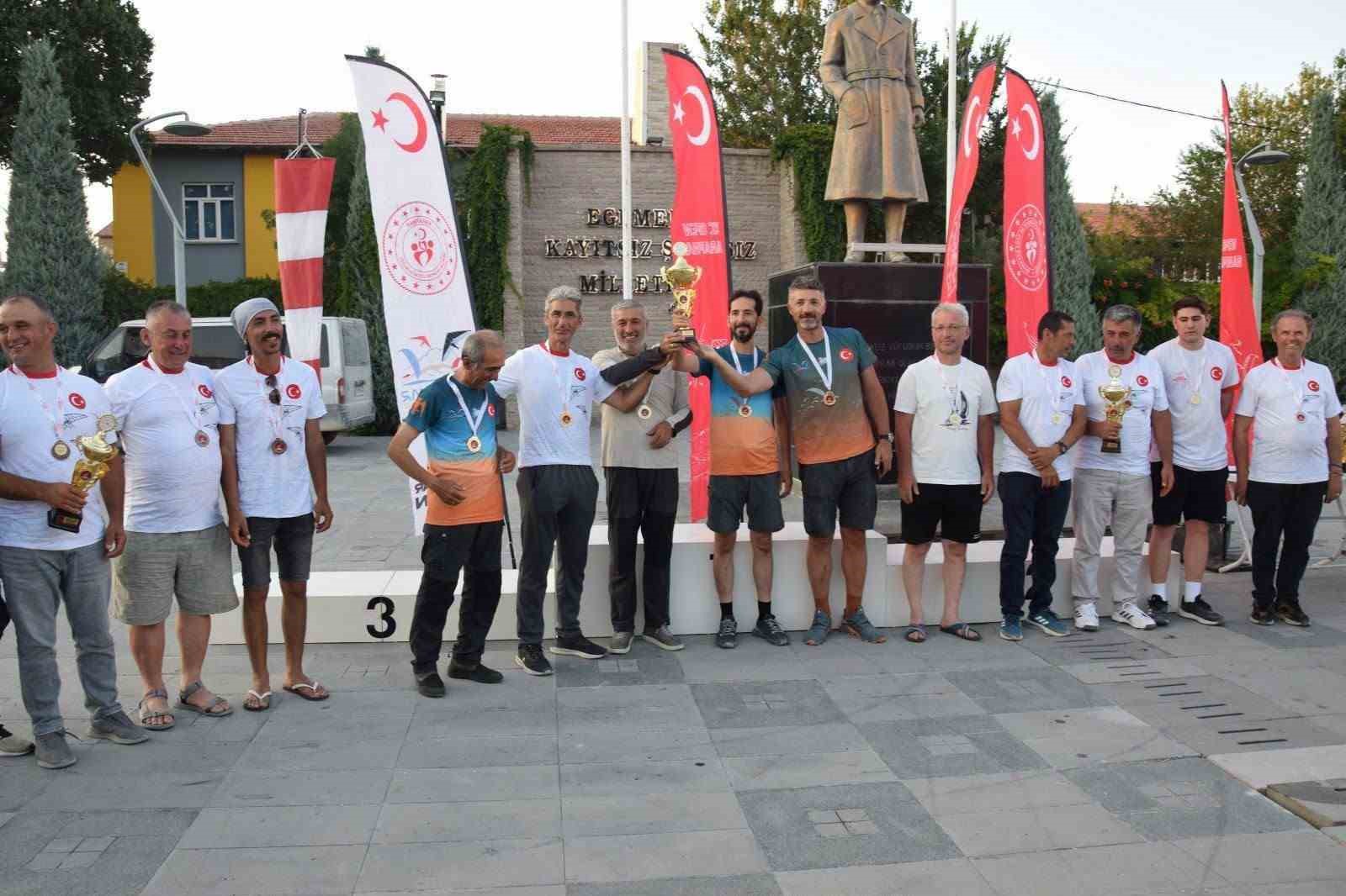 karapinar-da-xc-open-yamac-parasutu-yarismasinda-dereceye-girenlere-odulleri-verildi