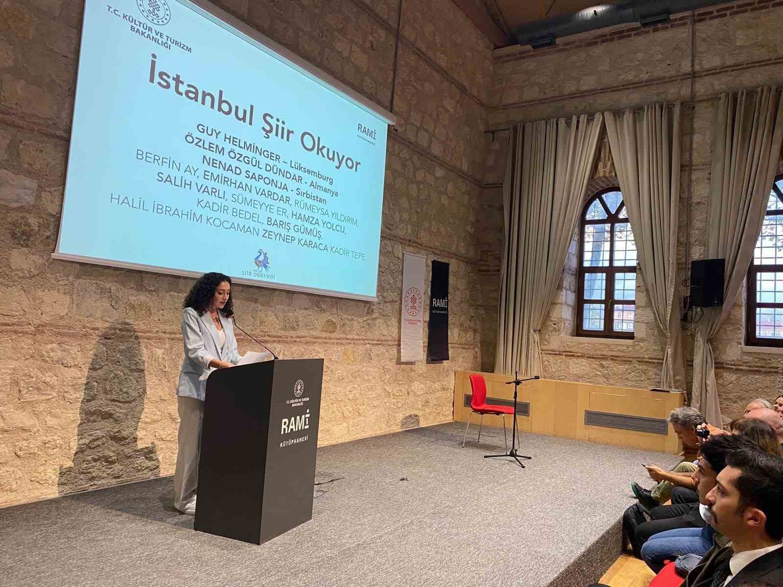 sultangazi-yazi-akademisi-nde-yetisen-genc-sairler-17-uluslararasi-istanbul-siir-ve-edebiyat-festivali-ne-katildi
