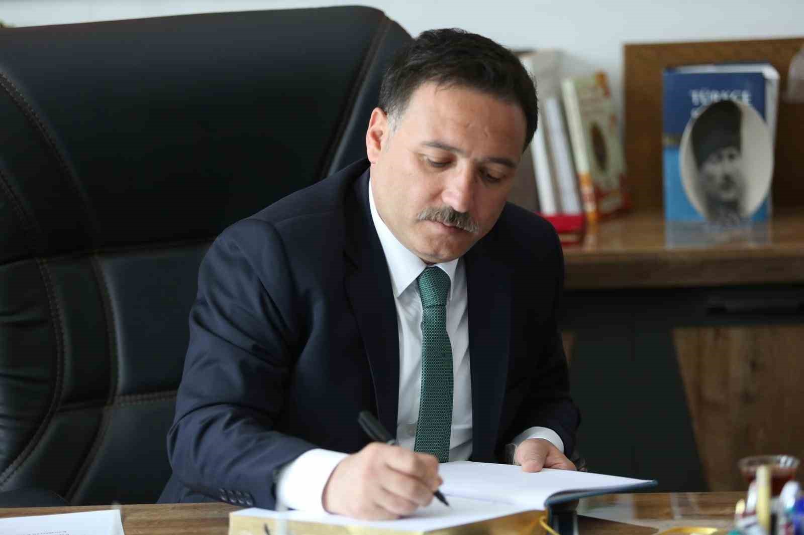 vali-cicek-15-temmuz-2016-gecesi-aziz-milletimiz-dunya-tarihine-altin-harflerle-yazilan-buyuk-bir-destana-imza-atmistir