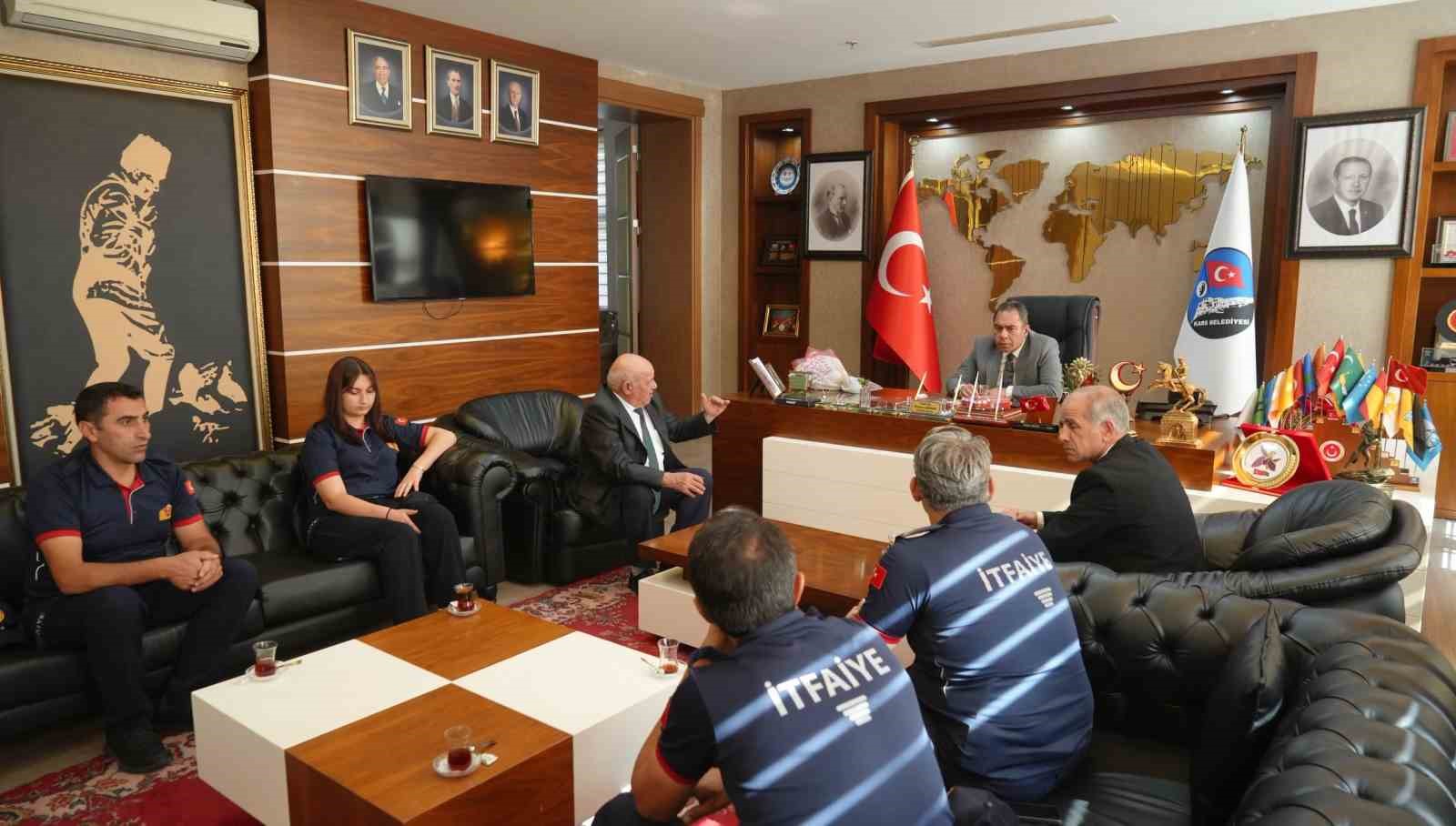kars-ta-itfaiye-haftasi-ziyareti-baskan-senger-itfaiyecileri-agirladi