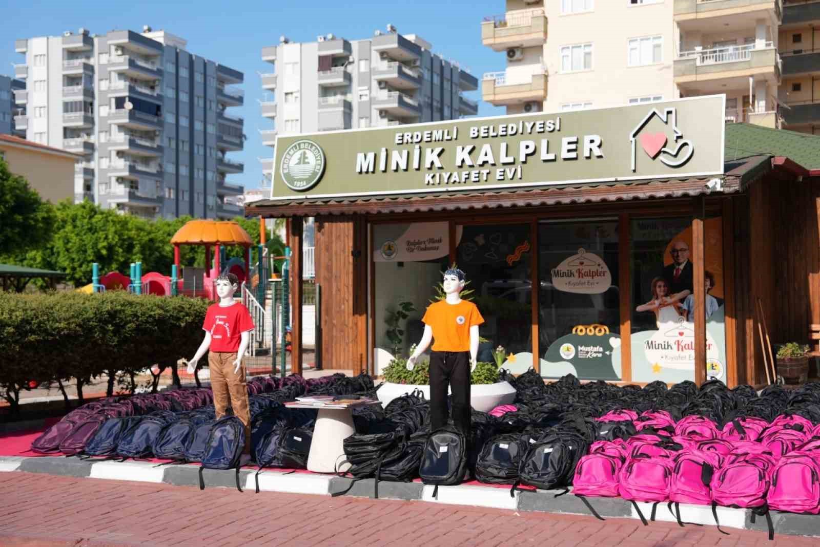erdemli-de-ogrencilere-kirtasiye-ve-kiyafet-destegi