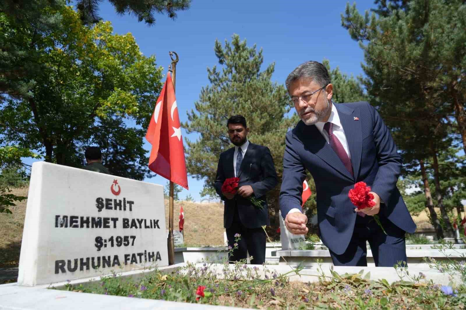 bakan-yumakli-erzurum-da-gaziler-gunu-programina-katildi