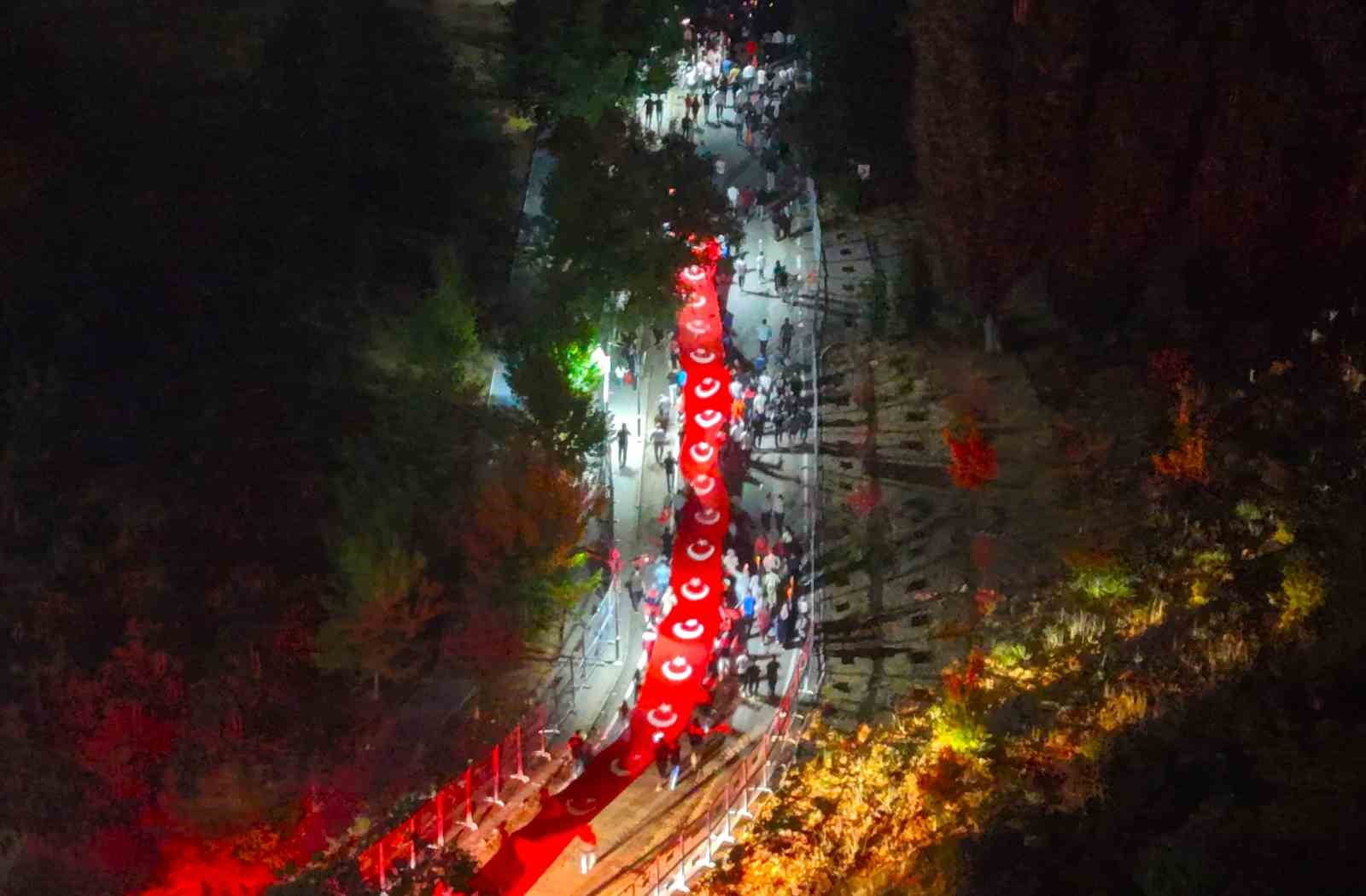 malazgirt-te-fener-alayi-ve-bayrak-yuruyusu-duzenlendi