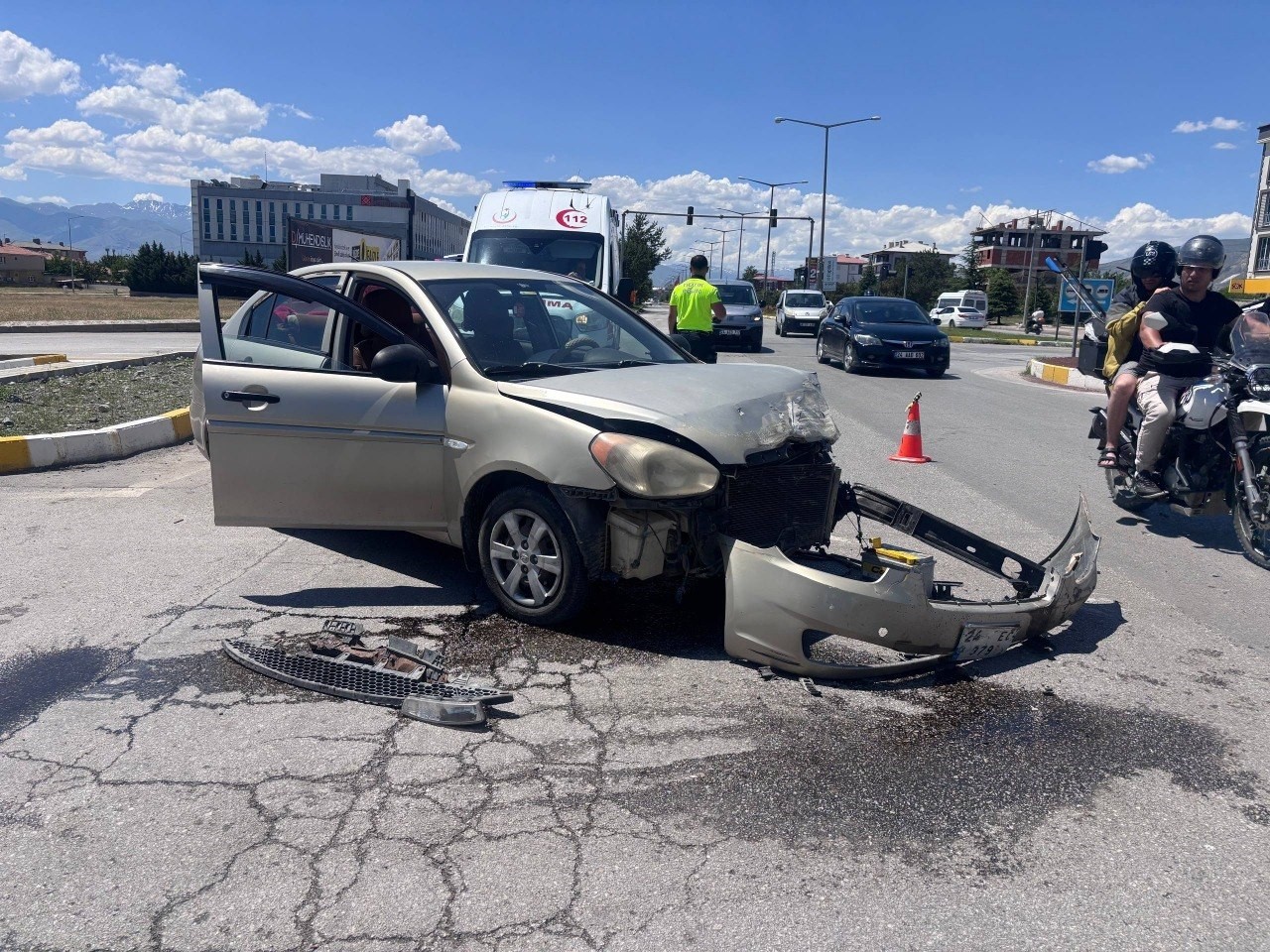 erzincan-da-iki-otomobil-carpisti-araclar-hurdaya-dondu