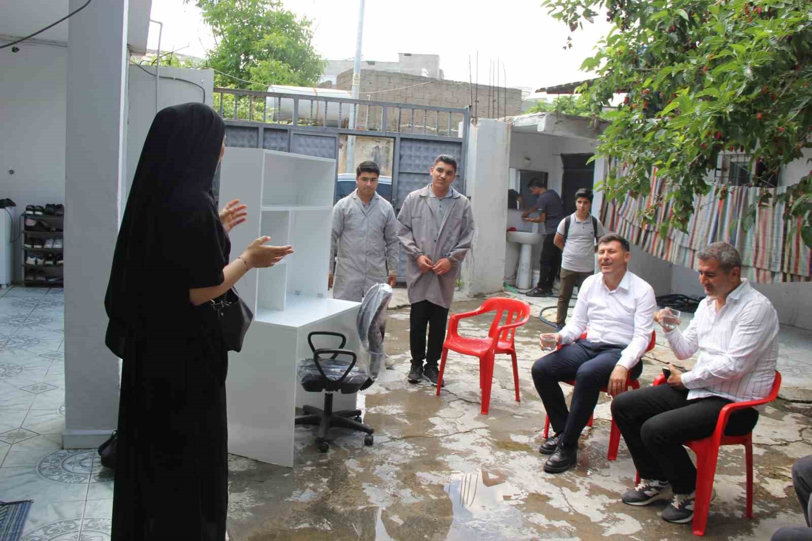 cizre-de-ogrenciler-akranlari-icin-once-uretti-sonra-evine-goturup-teslim-etti