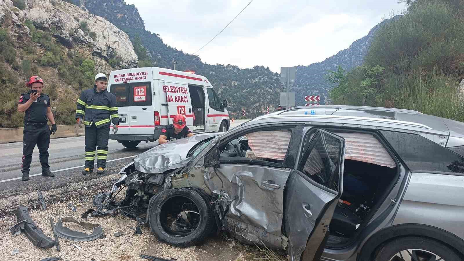 isparta-antalya-kara-yolunda-otomobil-ile-pikap-carpisti-4-yarali