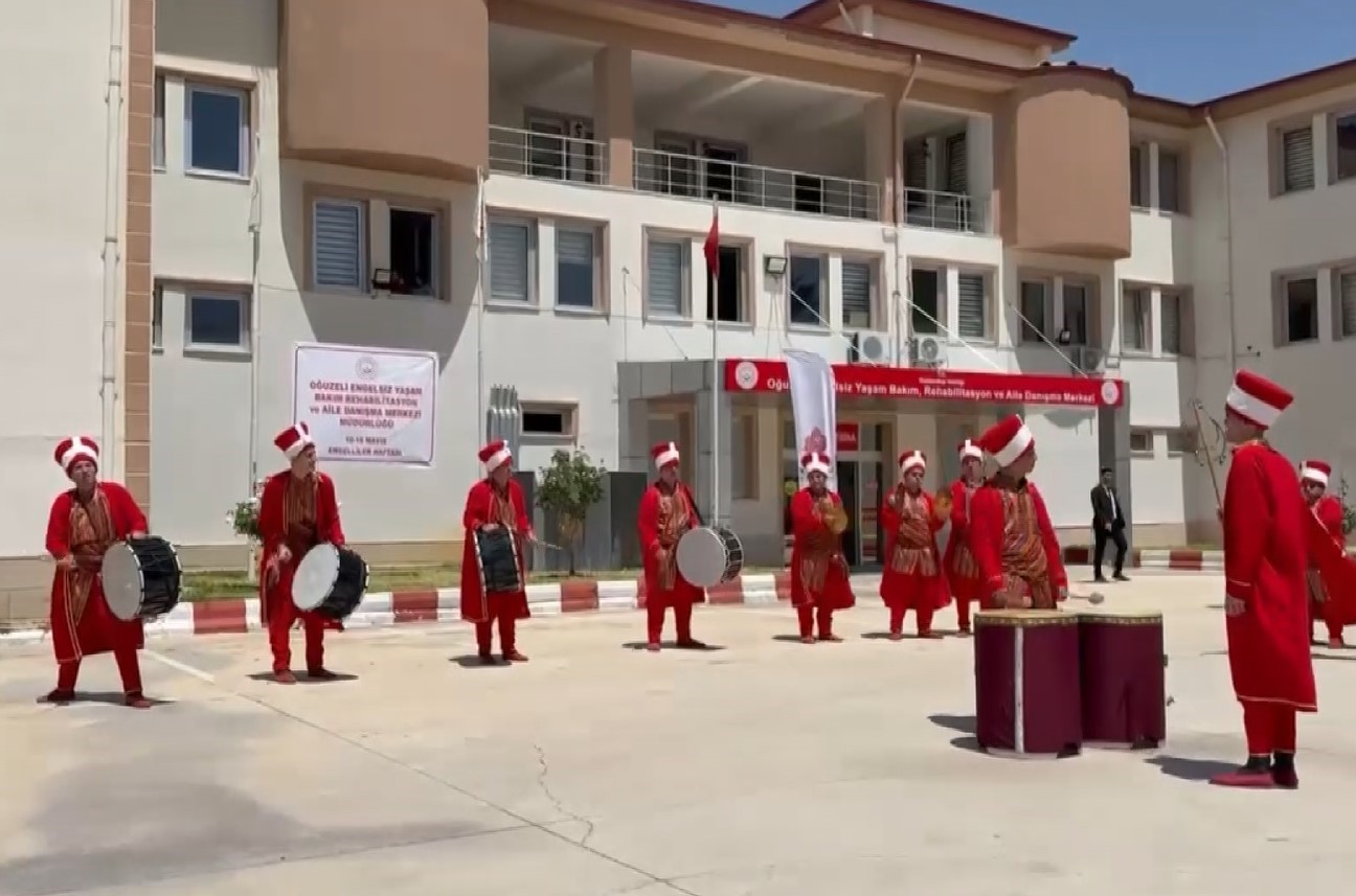 ozel-bireylerden-olusan-mehteran-takimindan-ozel-performans