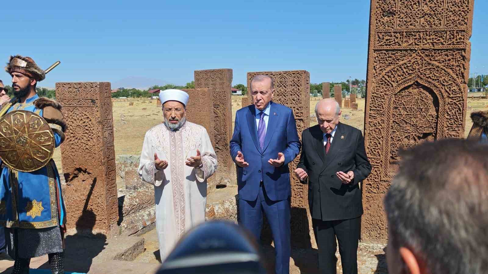 cumhurbaskani-erdogan-ahlat-selcuklu-kabristanini-ziyaret-etti