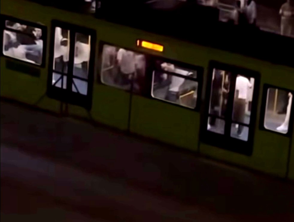 metro-istasyonunda-tekmeli-yumruklu-kavga