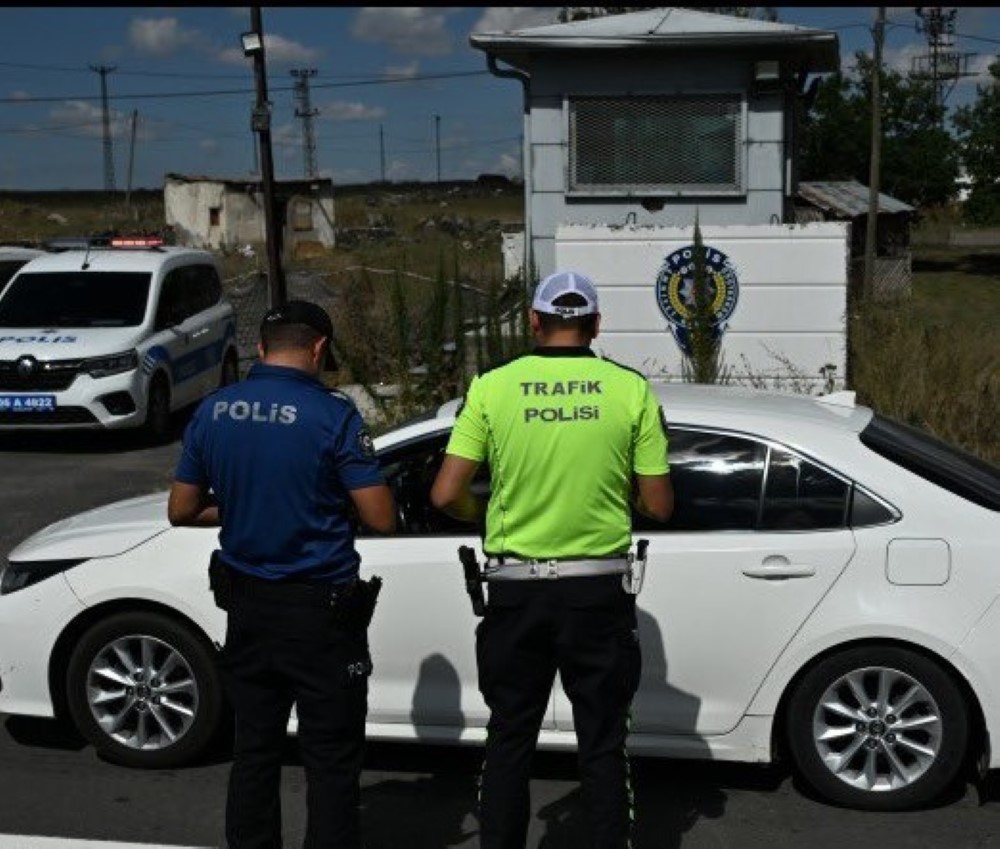 kars-ta-trafik-ekiplerinden-karayollarinda-siki-denetim-hizinizi-dusurun-kemerinizi-takin