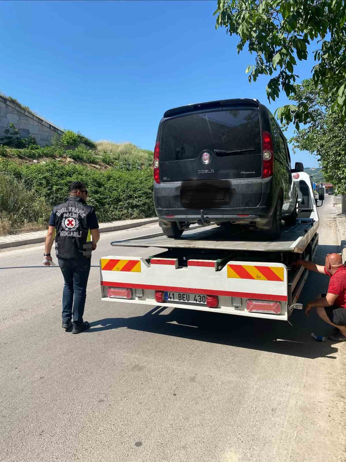 kocaeli-de-korsan-taksi-surucusu-ve-yolcuya-ceza