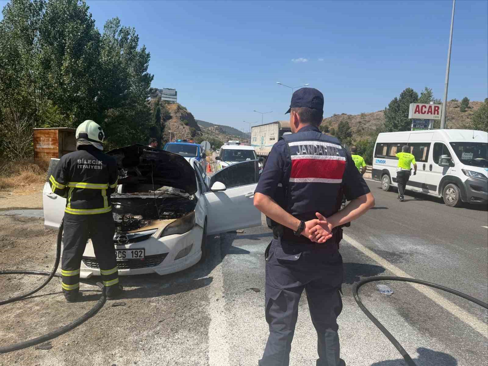 seyir-halindeki-otomobil-bir-anda-alev-aldi