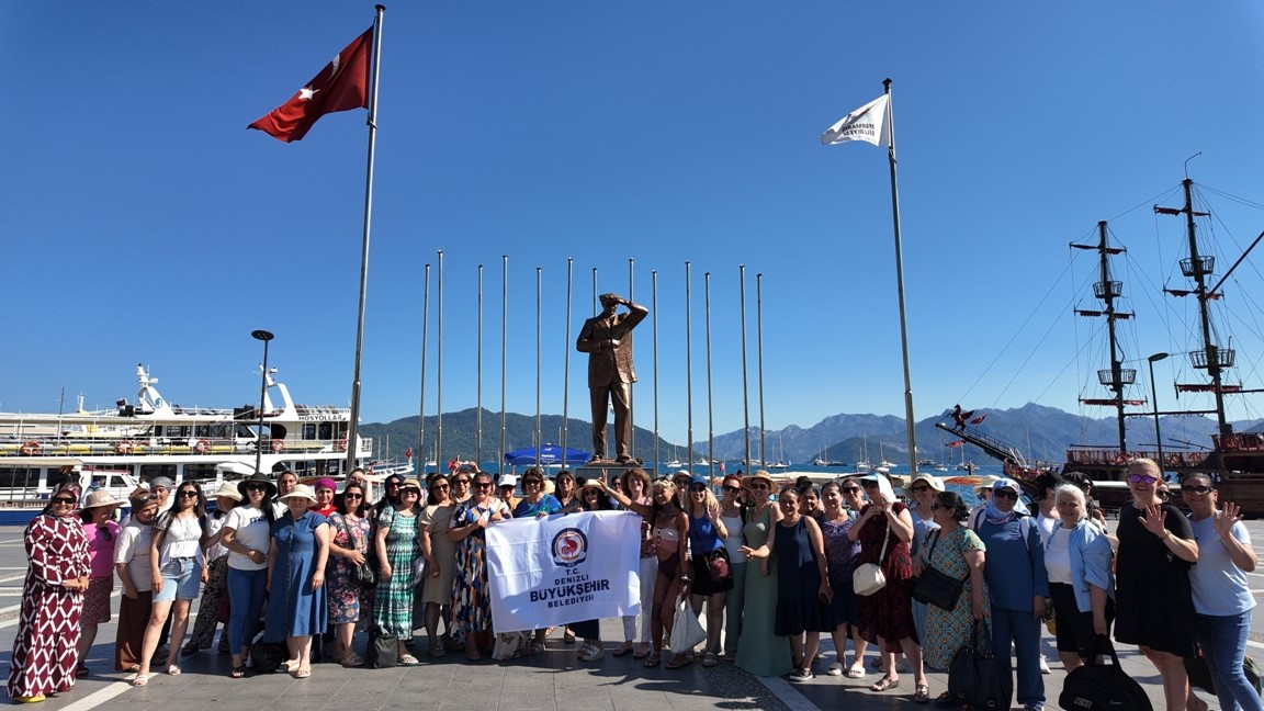denizli-buyuksehirin-kurslariyla-yuzme-ogrenen-kadinlar-denizle-bulustu
